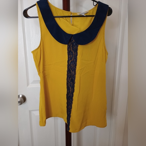 Sleeveless Blouse - Picture 1 of 3